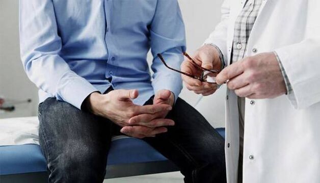 liječnik daje preporuke pacijentu s prostatitisom